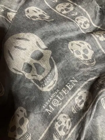 ALEXANDER McQUEEN 스컬 머플러