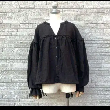 사만사 모스모스 다치카와 한정판 프릴 부착 슬리브 스키퍼 블라우스 블랙