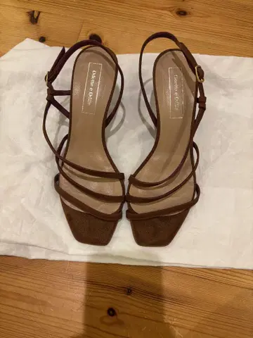 브라운 스웨이드풍 스트랩 샌들