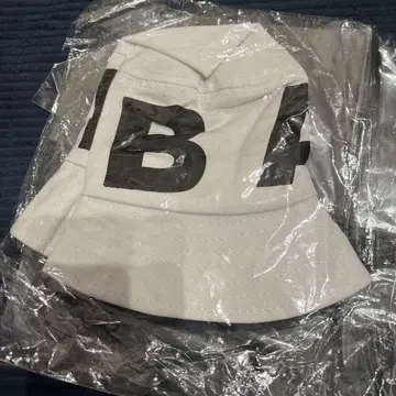 코다 쿠미 착용 화이트 버킷햇 C B 로고