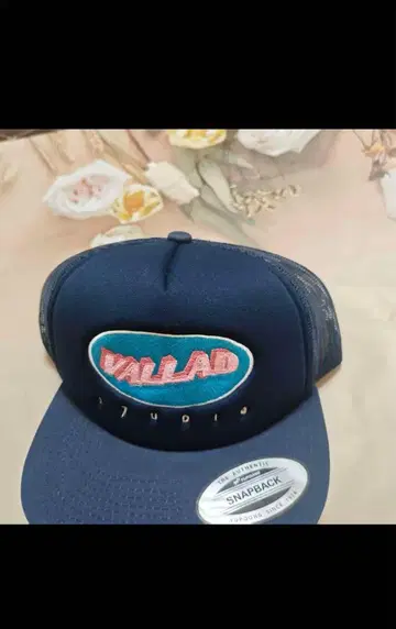 VALLAD 네이비 스냅백 캡