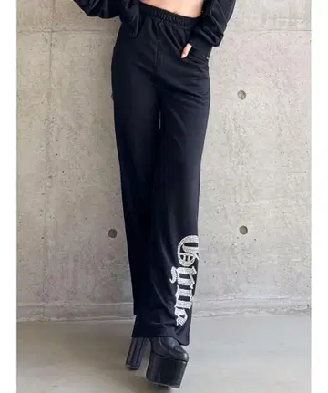 GYDA 라메 플레어 팬츠