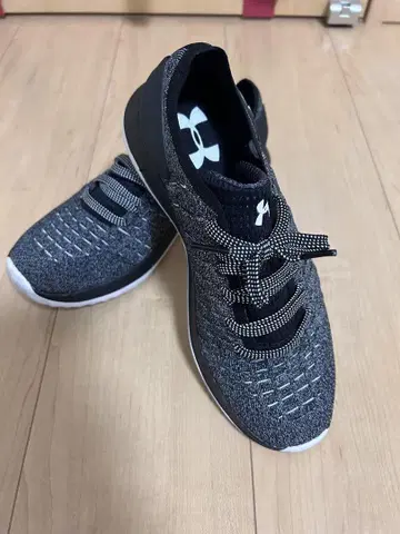 Under Armour 스니커즈 그레이/블랙