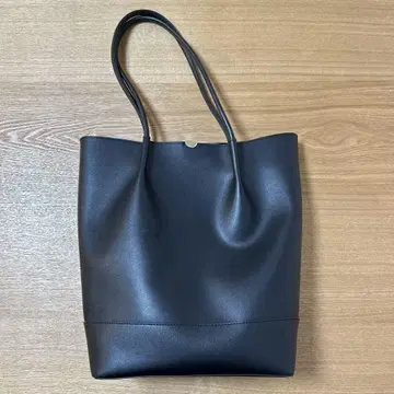 심플한 블랙 토트백