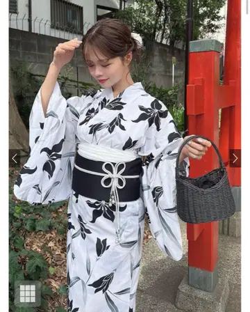 유카타 본체와 블랙 오비가 포함되어 있습니다.