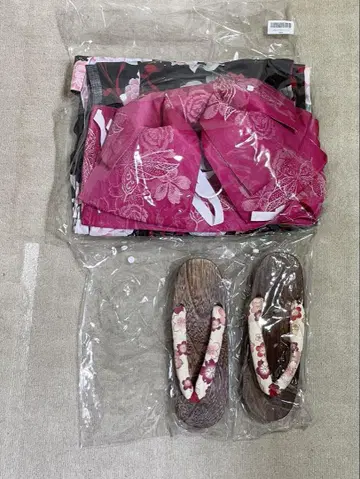 샤쿠나게 패턴 유카타 세트 핑크와 블랙 오비, 일본 나막신 포함