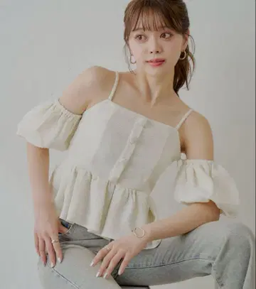 Chico 트위드 오프 숄더 페플럼 블라우스 화이트