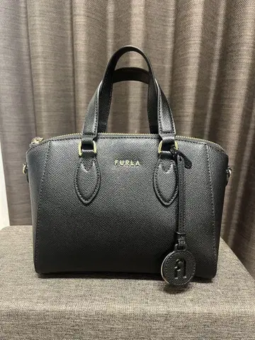새상품급 FURLA 블랙 가죽 핸드백