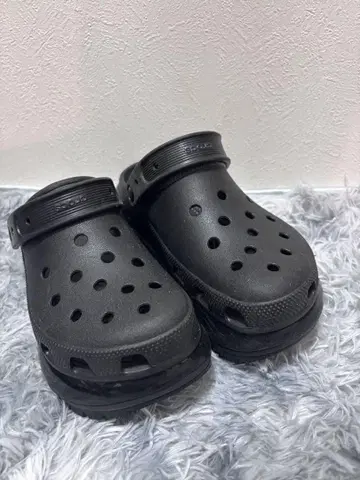 Crocs 블랙 클로그 샌들