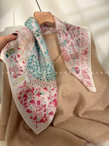 꽃무늬 실크 느낌 스카프 약 65cm x 65cm
