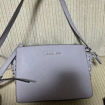 MICHAEL KORS 스터드 숄더백 그레이