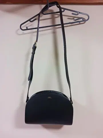 아페쎄 블랙 숄더백 반달형