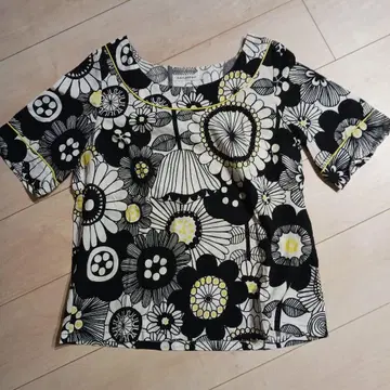 새상품급) marimekko 플라워 프린트 반팔 셔츠 36