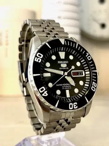 SEIKO 5 SPORTS SNZF17J1 쥬빌리 브레스 사양
