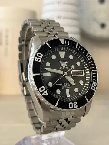 SEIKO 5 SPORTS SNZF17J1 쥬빌리 브레스 사양