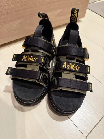 Dr.Martens 스트랩 샌들 블랙 올리브