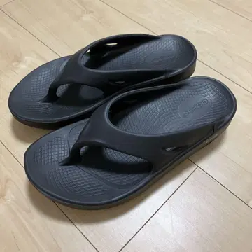 Oofos 블랙 컴포트 샌들