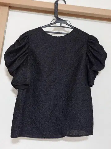 내추럴 뷰티 베이직 블랙 퍼프 슬리브 블라우스