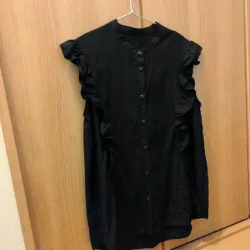 블랙 프릴 슬리브리스 셔츠