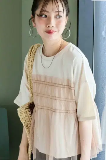 프릴이 달린 반팔 상의