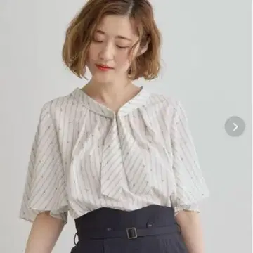 그로브 펄 장식 보타이 블라우스 미사용 새상품