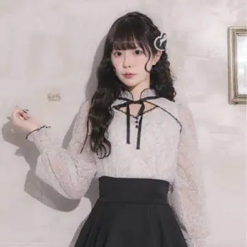pium 바이컬러 레이스 케이프 긴팔 블라우스 화이트