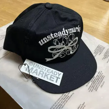 UNSTEADY MARKET 블랙 캡