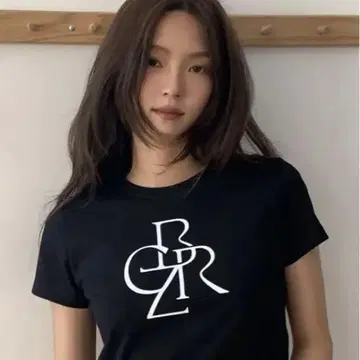로고가 있는 블랙 크롭 티셔츠