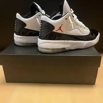 Jordan 맥스 아우라 2 화이트/블랙/레드