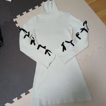 다리치 암 리본 리브 니트 미니 원피스 아이보리