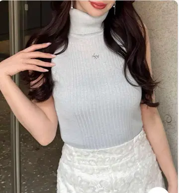 컨디션 최상 로얄 파티 참 장식 슬리브리스 하이넥 라메 니트탑
