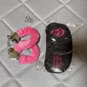 Acid Black Cherry 수갑, 안대