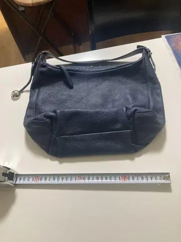 네이비 가죽 핸드백
