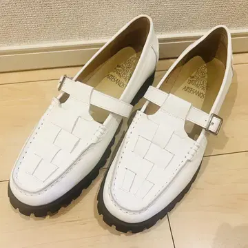 [미사용에 가까운] 아르테사노스 T 스트랩 화이트 로퍼 가죽