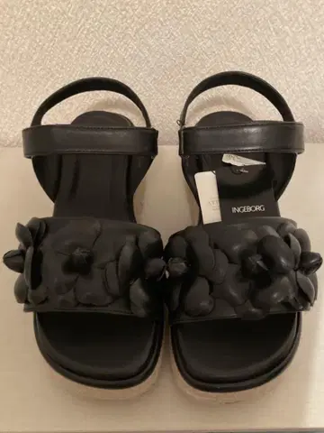 INGEBORG 까멜리아 샌들 블랙