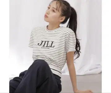 질 바이 질 스튜어트 오가닉 자수 로고 티셔츠 보더