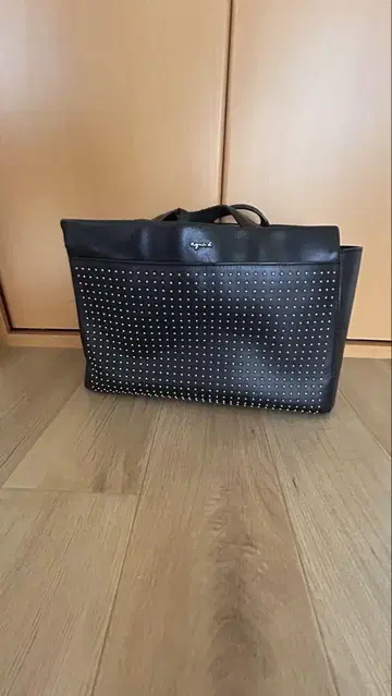 스터드가 달린 블랙 토트백 애니에스 베이