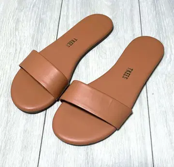 TKEES 브라운 샌들