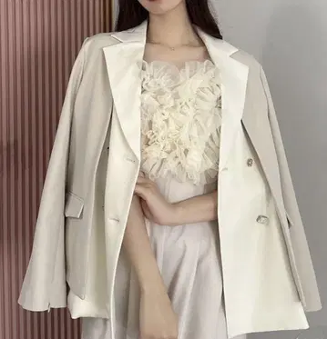 dazzlin 더블 버튼 케이프 테일러드 자켓 아이보리