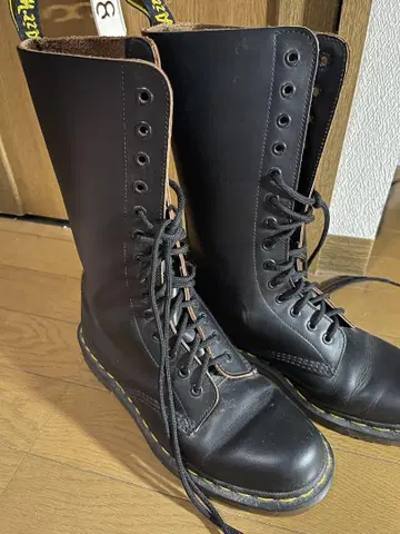 Dr. Martens 14홀 부츠
