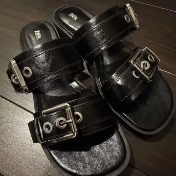 [ ZARA ] 미사용 새상품 버클 플레인 샌들