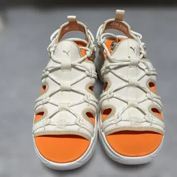PUMA 시리아 웨지 샌들 화이트/오렌지 스포츠 샌들 통굽
