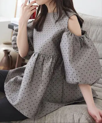 뽀코 자카드 숄더 컷 페플럼 상의