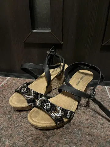 MINNETONKA 비즈 장식 웨지 힐 샌들