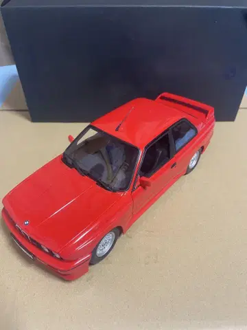 BMW M3 E30 레드