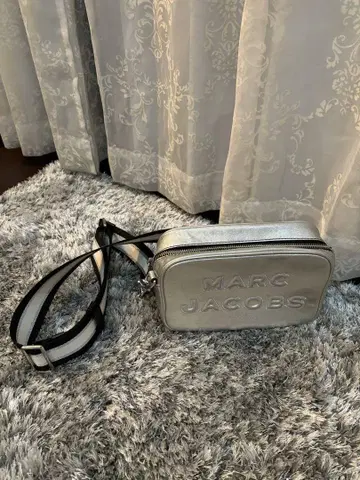 MARC JACOBS 실버 숄더백