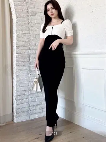 RESEXXY 센터라인 스퀘어넥 니트 원피스