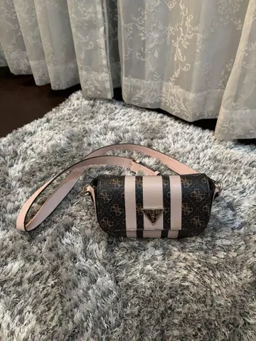 GUESS 숄더백 블랙/핑크