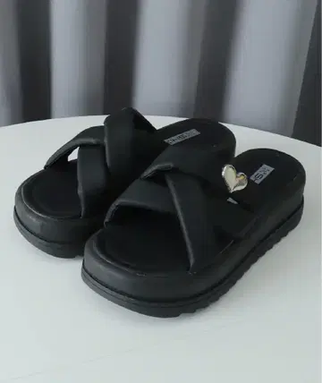 블랙 크로스 스트랩 통굽 샌들