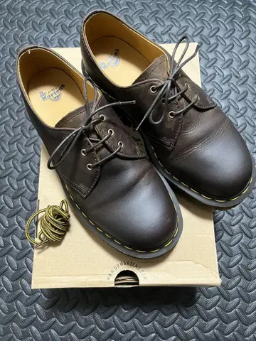 Dr. Martens 브라운 3홀